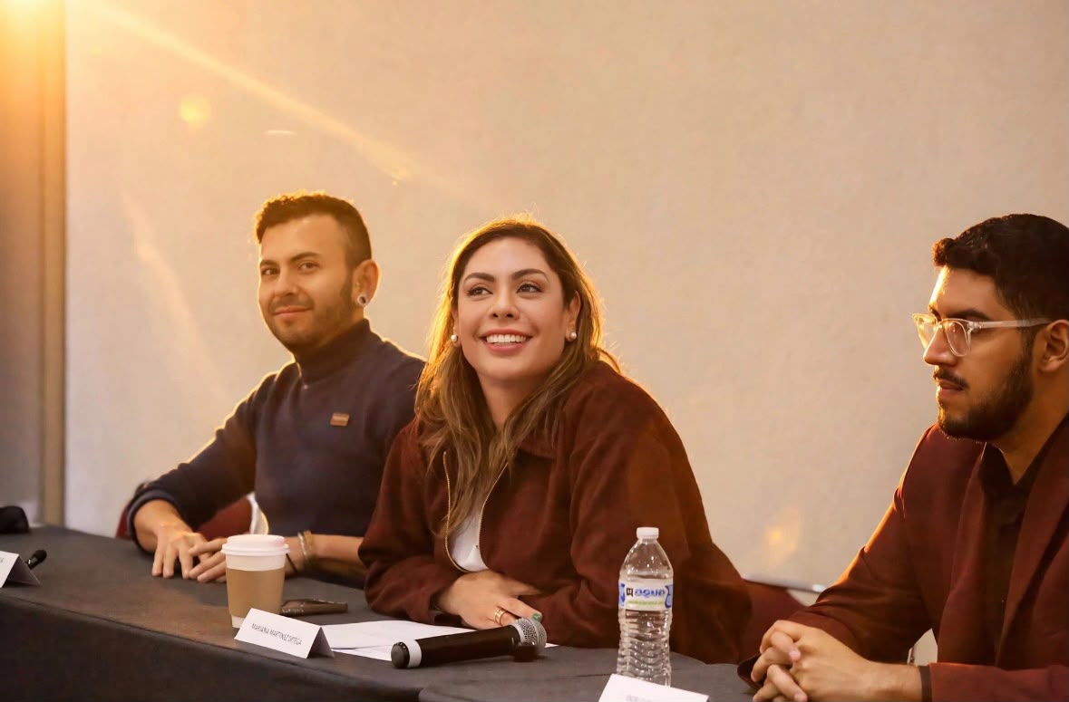 Mariana Mateos acompañada por asistentes durante el acto de registro en Venustiano Carranza