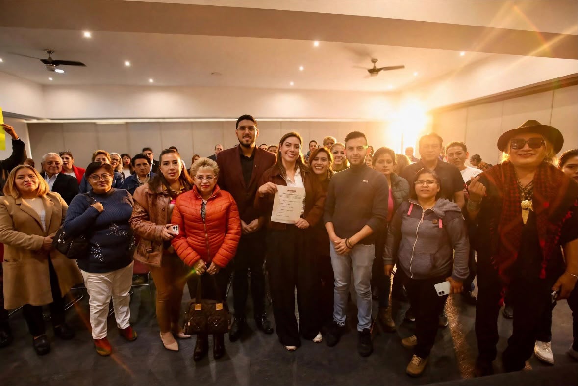Mariana Mateos durante el encuentro con Pablo Quintero y otro participante sentados a la mesa
