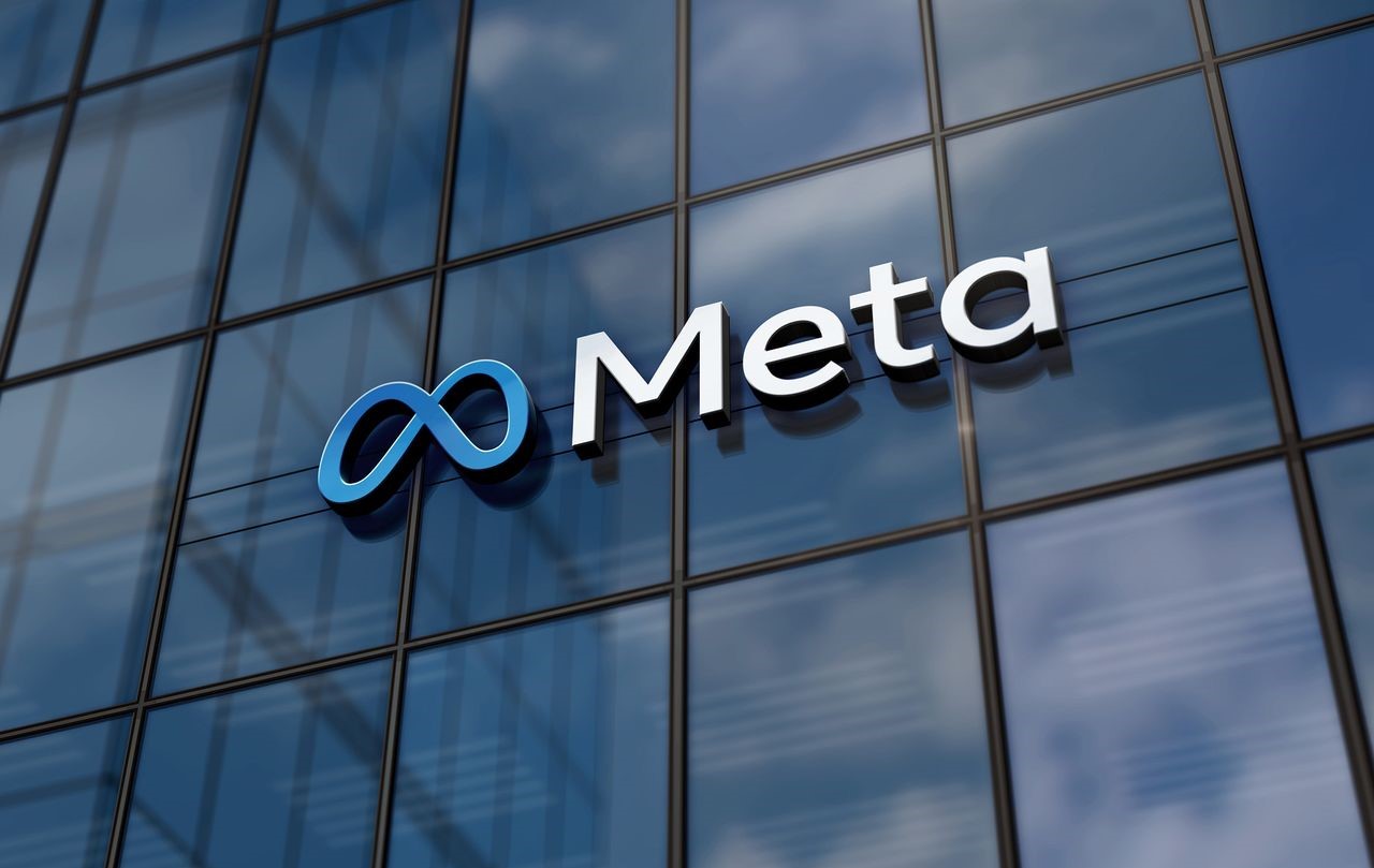 Logotipo de Meta en la fachada acristalada de un edificio corporativo