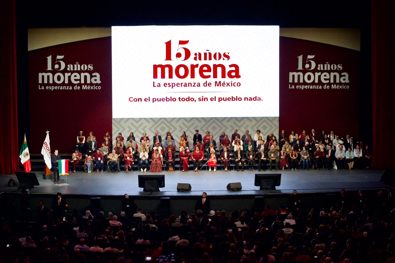Escenario del Auditorio Nacional durante la celebración de los 15 años de Morena.