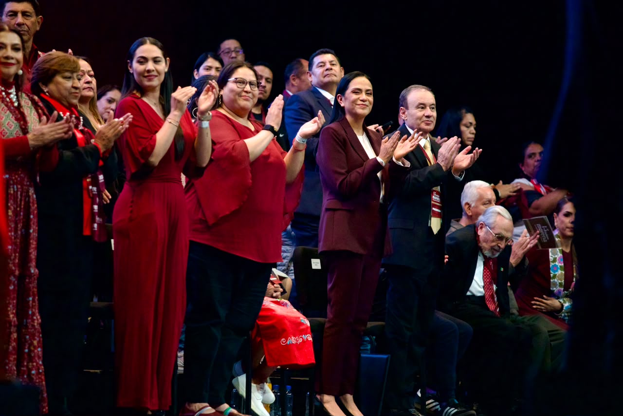 Asistentes aplauden durante la conmemoración por los 15 años de Morena en el Auditorio Nacional