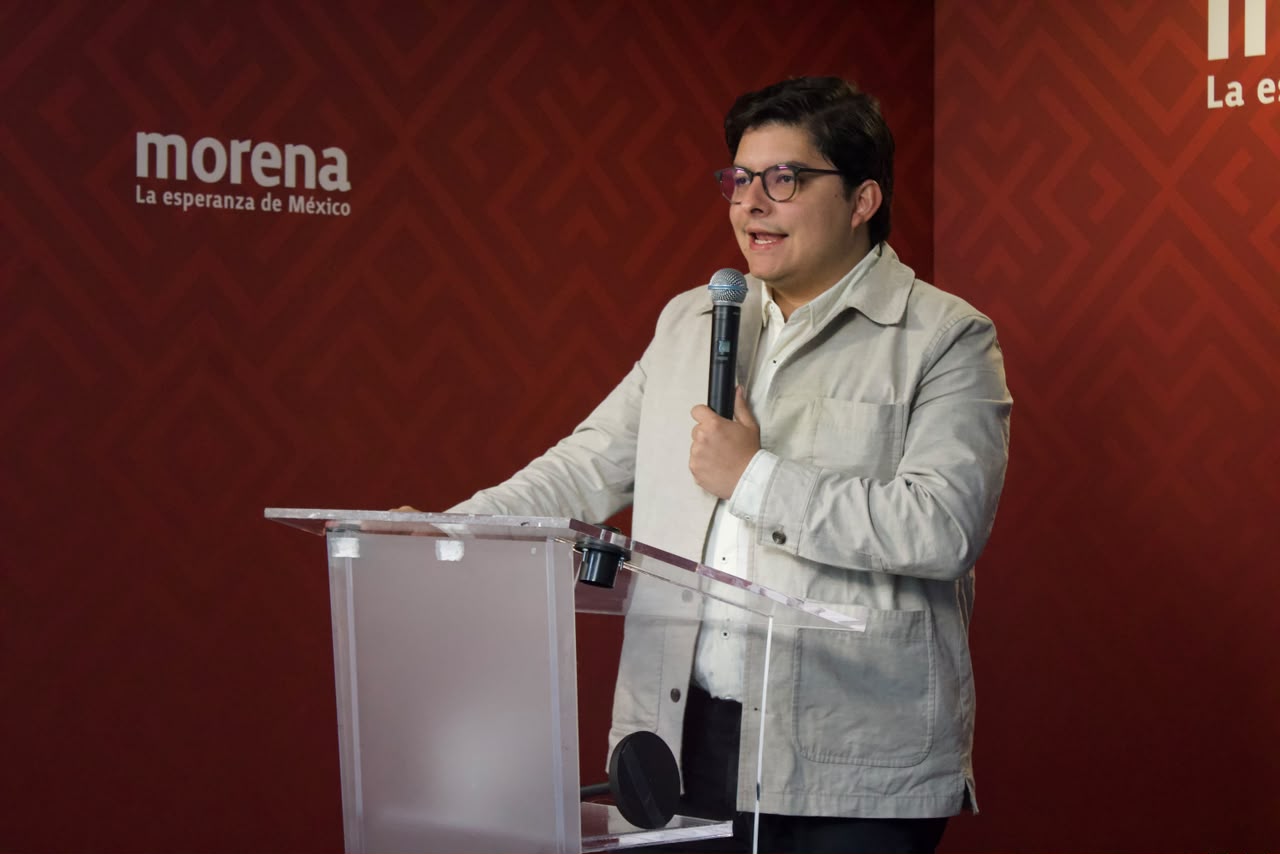 Paulo García ofrece una conferencia de prensa ante el logotipo de Morena.