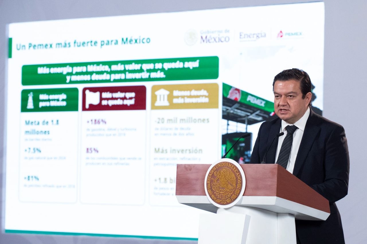 Víctor Rodríguez Padilla presenta los resultados de Pemex durante una conferencia de Presidencia.