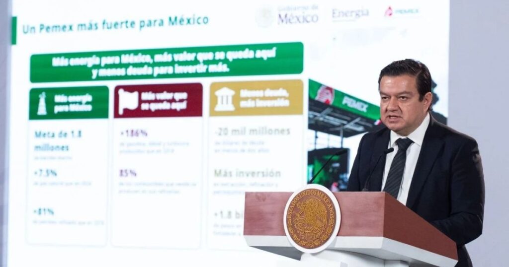 Víctor Rodríguez Padilla presenta los resultados de Pemex durante una conferencia de Presidencia.