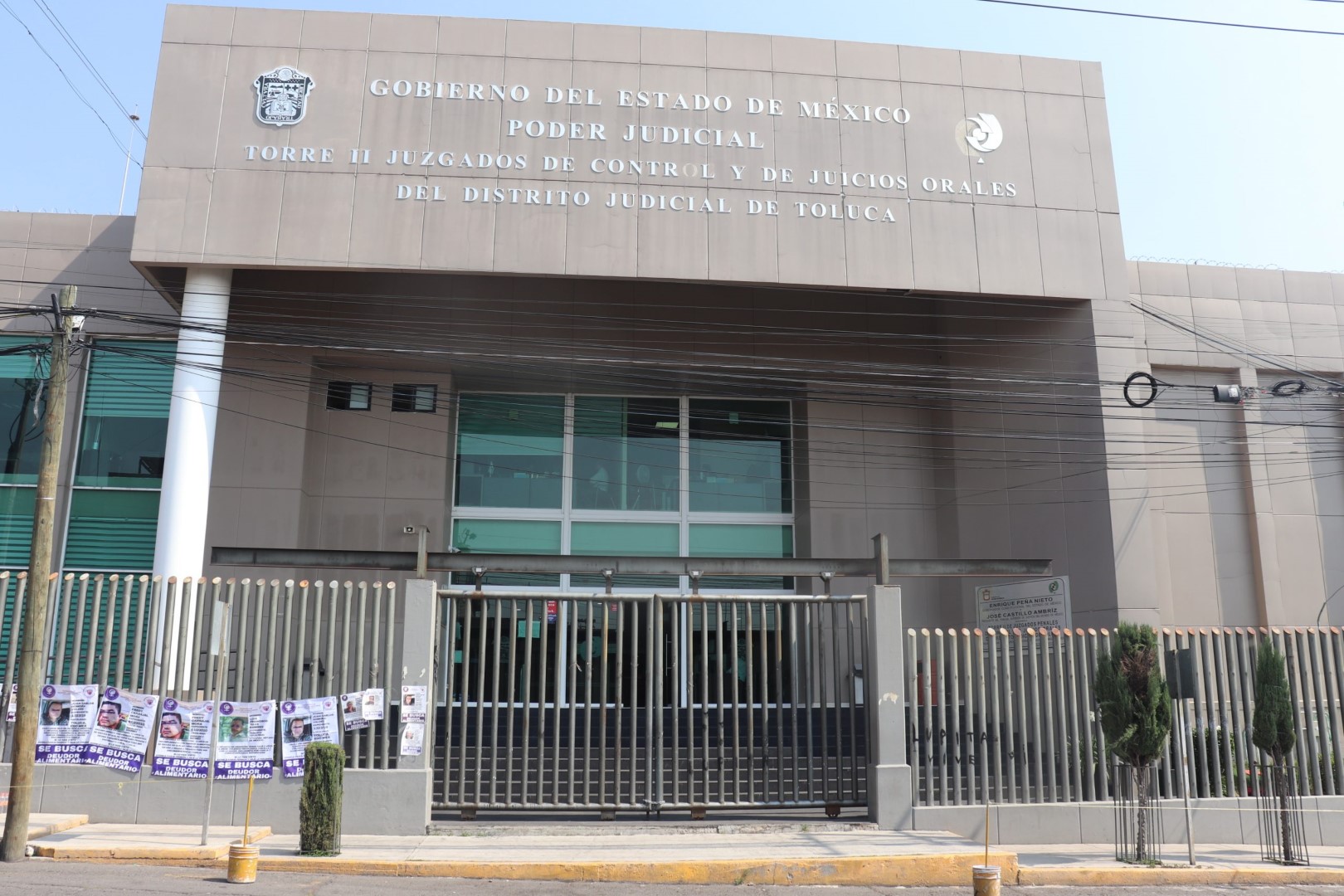 Fachada de la Torre II de los Juzgados de Control y de Juicios Orales del Distrito Judicial de Toluca, Estado de México.
