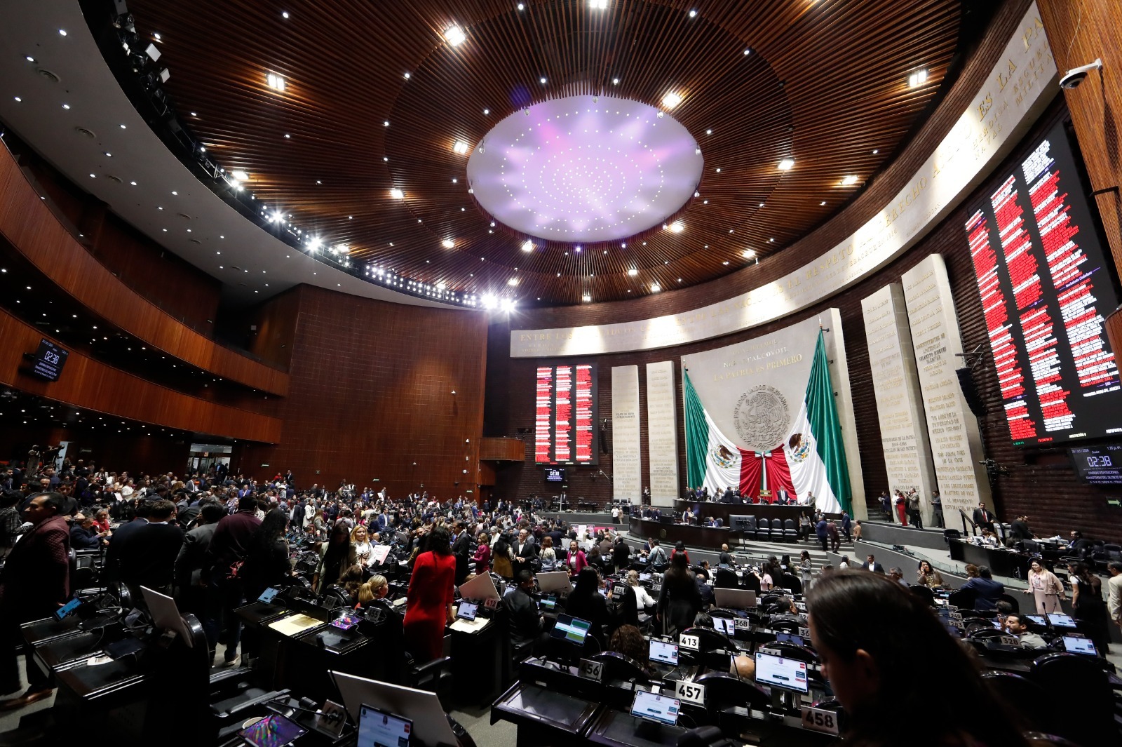 Vista panorámica del salón de sesiones de la Cámara de Diputados, con legisladores y tableros de votación