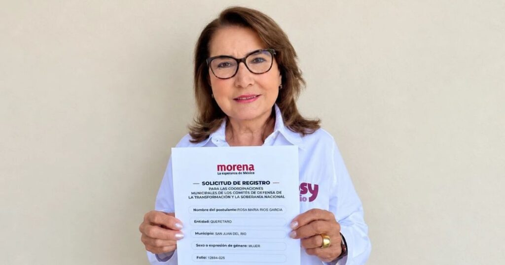 Rosa María Ríos García sostiene una solicitud de registro de Morena frente a una pared clara