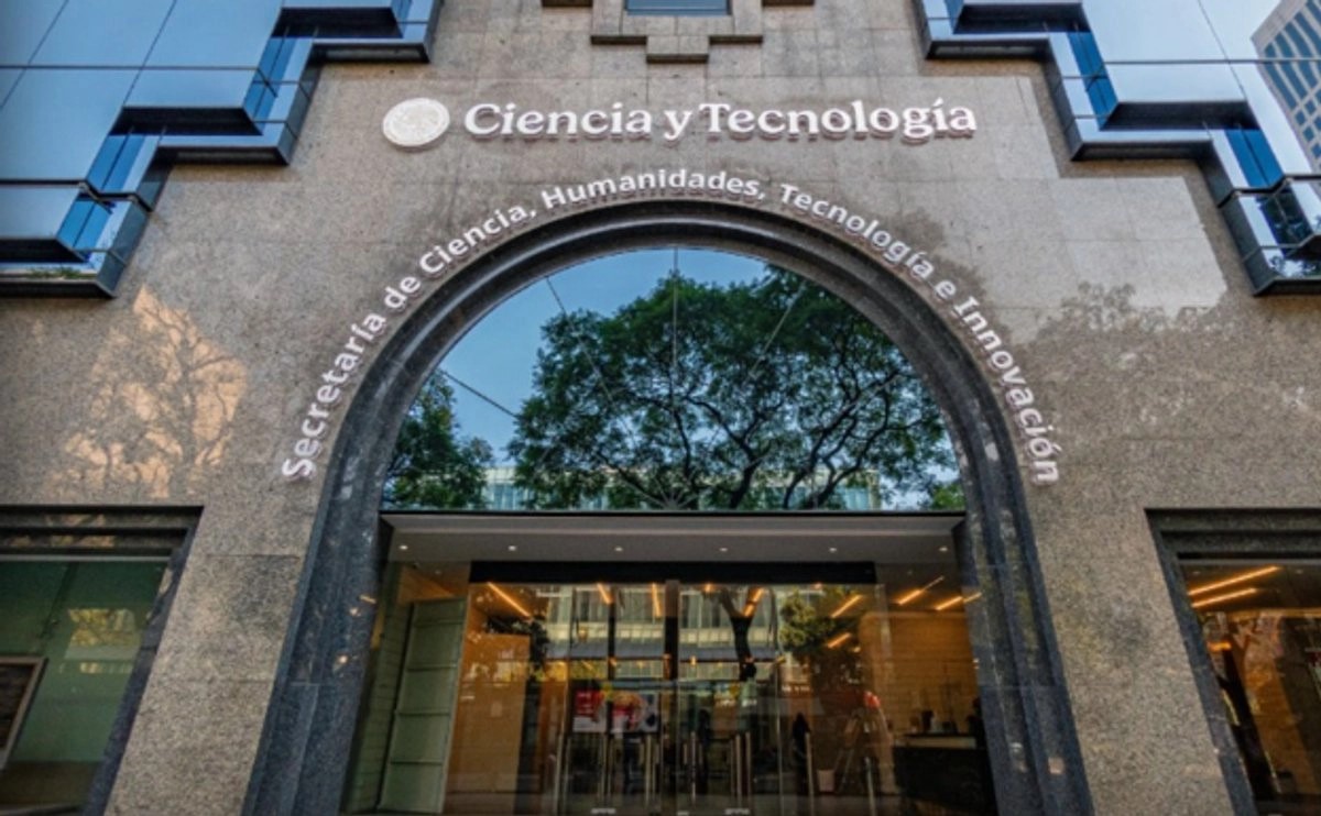 Fachada de la Secretaría de Ciencia, Humanidades, Tecnología e Innovación con acceso principal y letreros institucionales