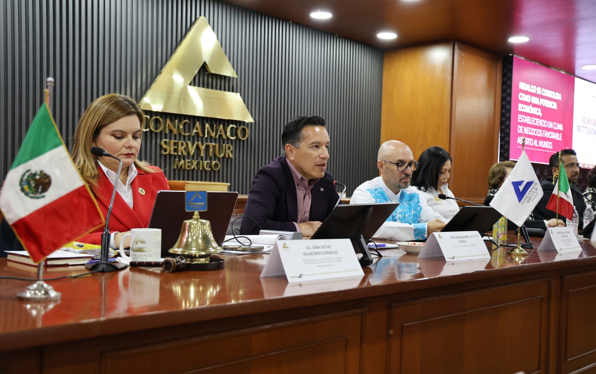 Funcionarios y representantes de Concanaco Servytur reunidos en una mesa de trabajo; al fondo se observa el emblema de la confederación.