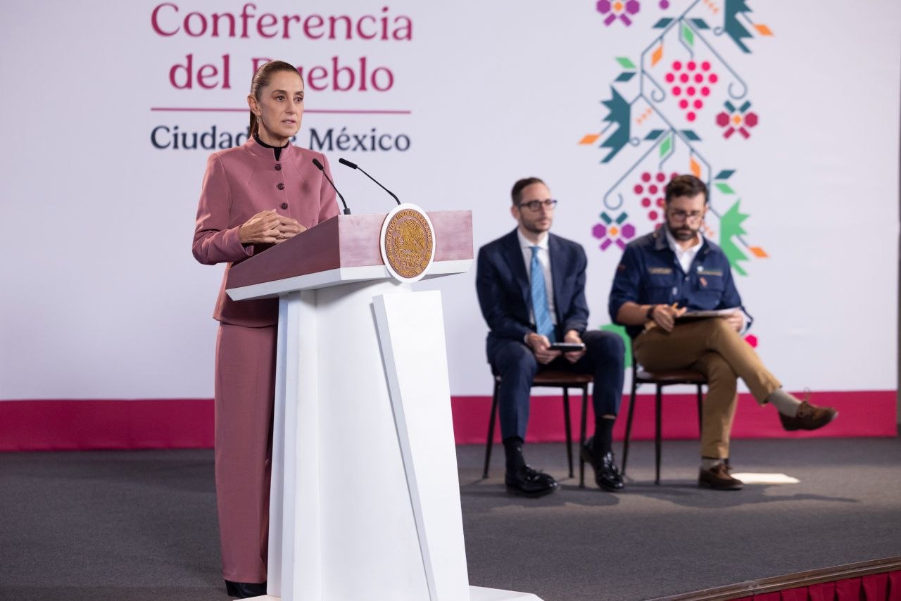 Claudia Sheinbaum presenta la estrategia de centros de atención integral del cáncer de mama durante la conferencia matutina.