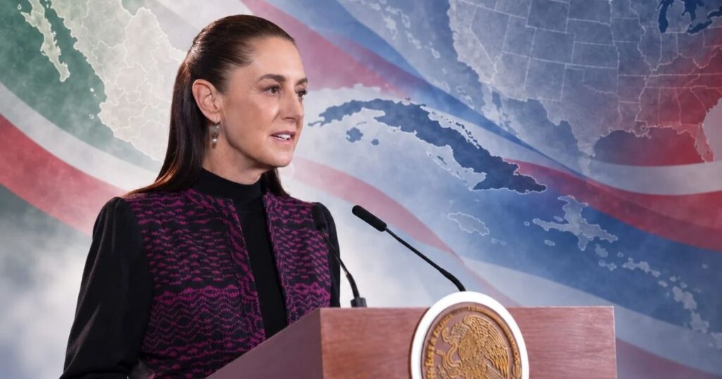 Claudia Sheinbaum habla desde un atril frente a una composición gráfica con mapas de México, Cuba y Estados Unidos.