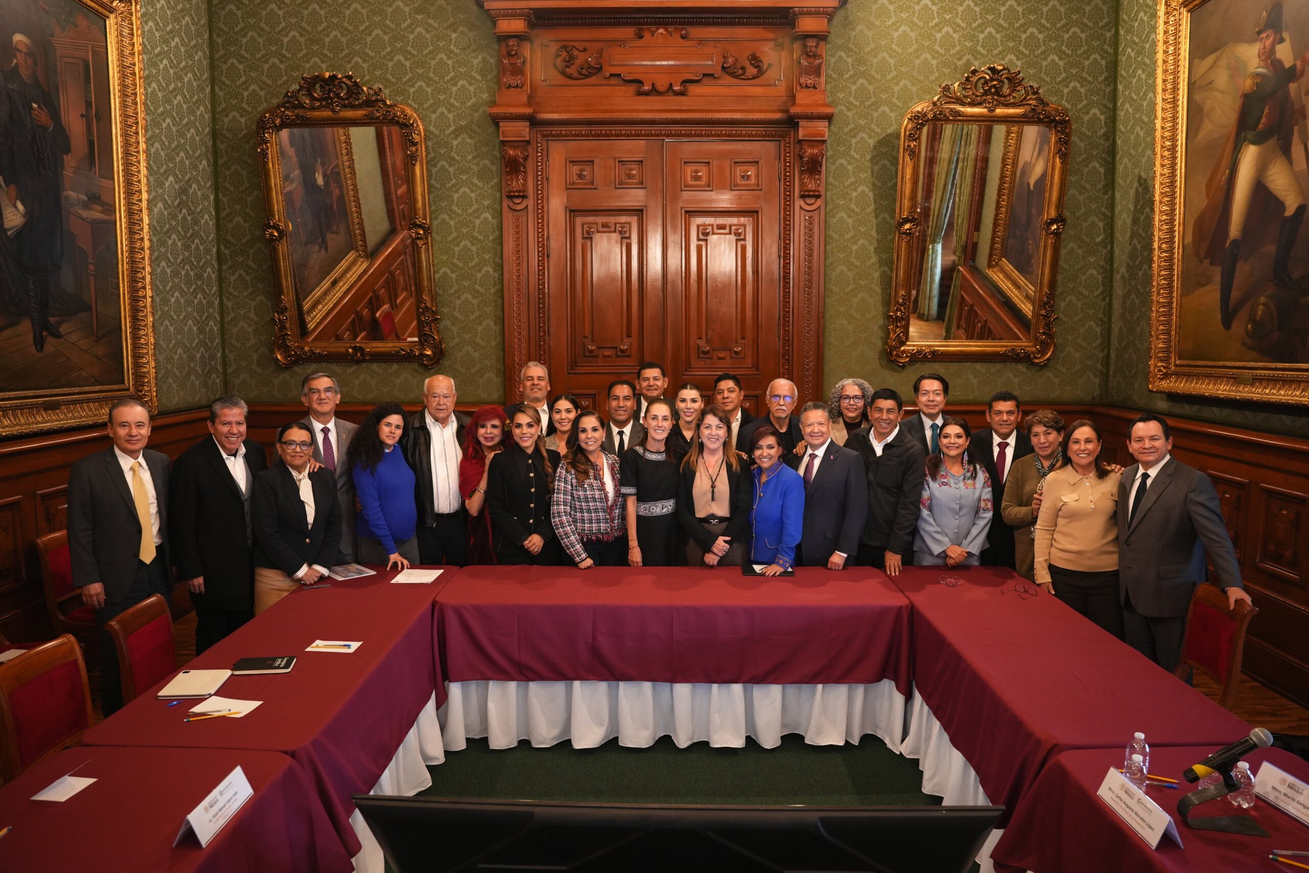 Fotografía grupal de Claudia Sheinbaum y autoridades estatales en un salón de Palacio Nacional