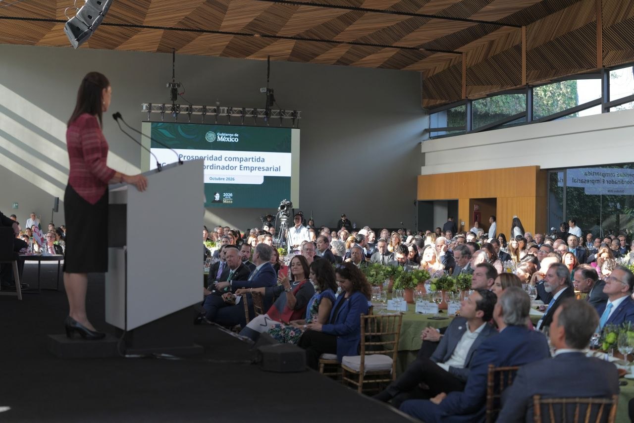 Claudia Sheinbaum habla ante representantes empresariales durante un encuentro sobre prosperidad compartida.