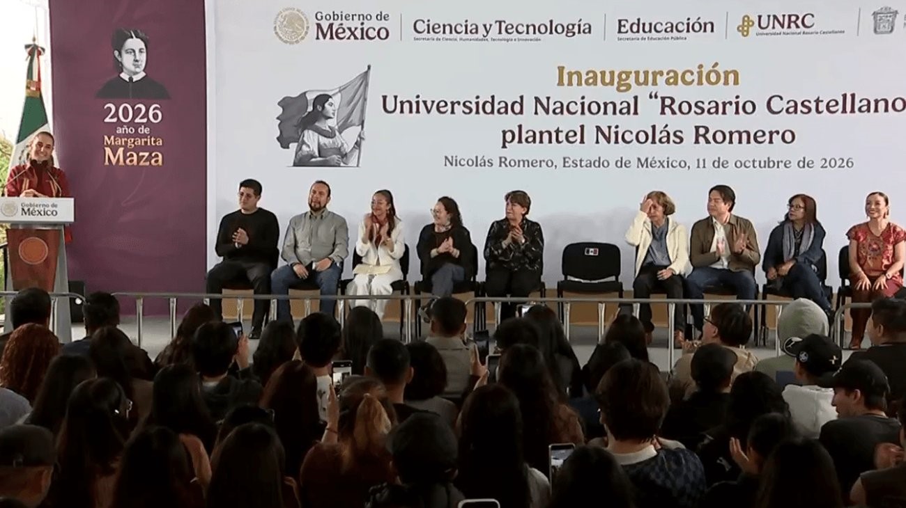 Ceremonia de inauguración del plantel Nicolás Romero de la Universidad Rosario Castellanos con asistentes frente al escenario