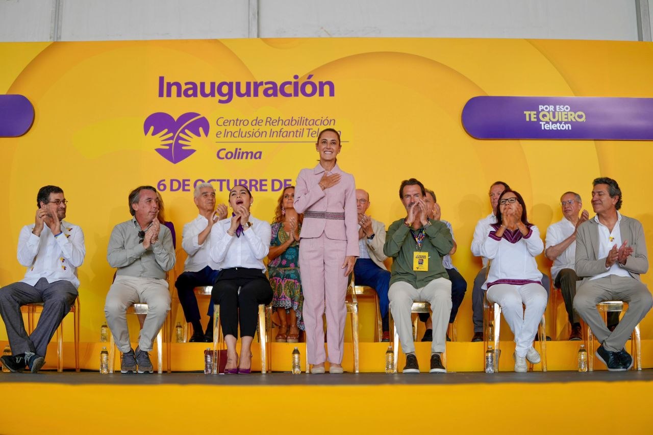 Escenario de inauguración del CRIT Colima con autoridades y representantes de Teletón