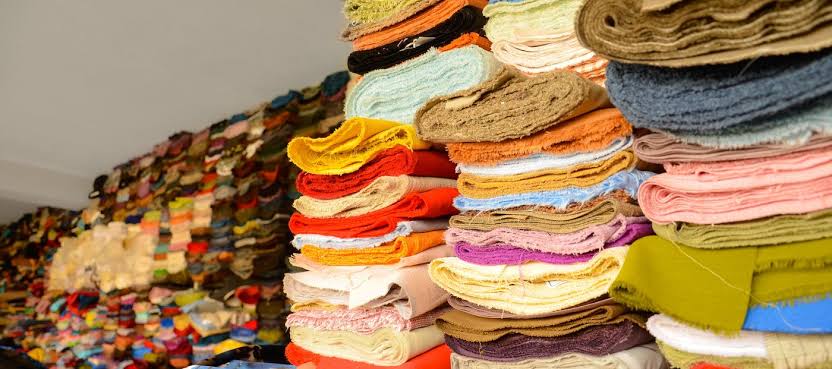 Pilas de telas de distintos colores y texturas
