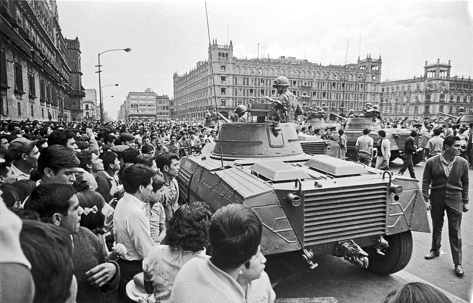 Vehículos militares rodeados por una multitud en el Zócalo de la Ciudad de México durante el movimiento estudiantil de 1968