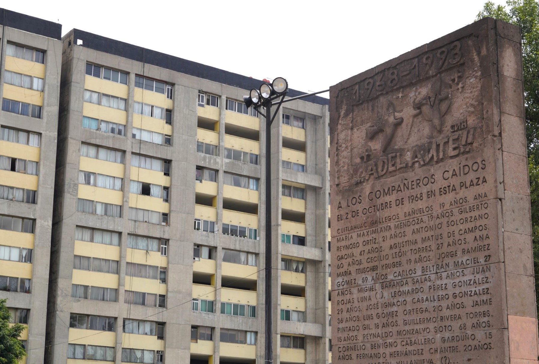 Monumento a los caídos del 2 de octubre de 1968 en Tlatelolco, frente a la Unidad Nonoalco Tlatelolco